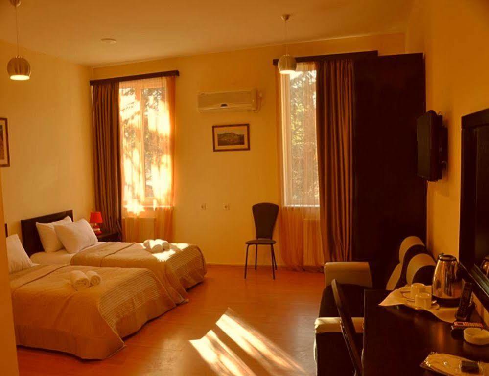 Gold Star Hotel Tbilisi Bagian luar foto